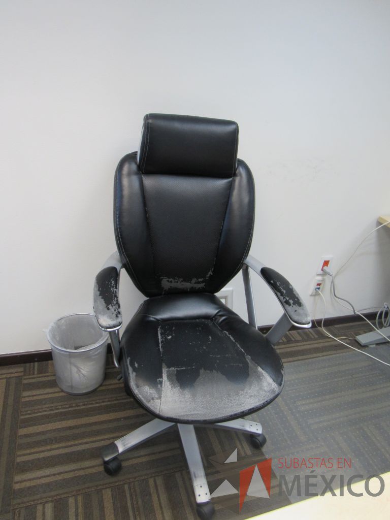 Lote 050 - Silla en acabado tipo piel, con ruedas, descansa brazos y cabecera - Imagen 5