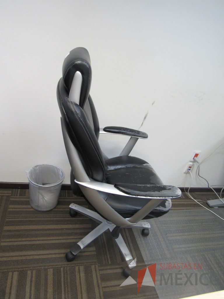 Lote 050 - Silla en acabado tipo piel, con ruedas, descansa brazos y cabecera - Imagen 4