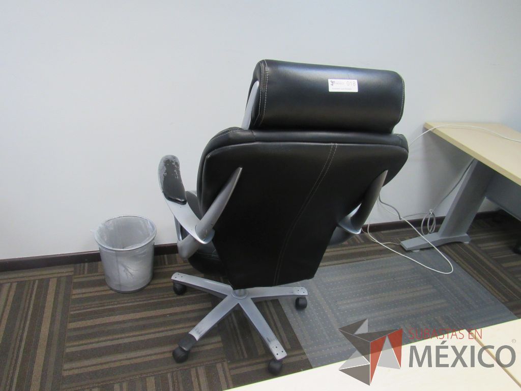 Lote 050 - Silla en acabado tipo piel, con ruedas, descansa brazos y cabecera - Imagen 3