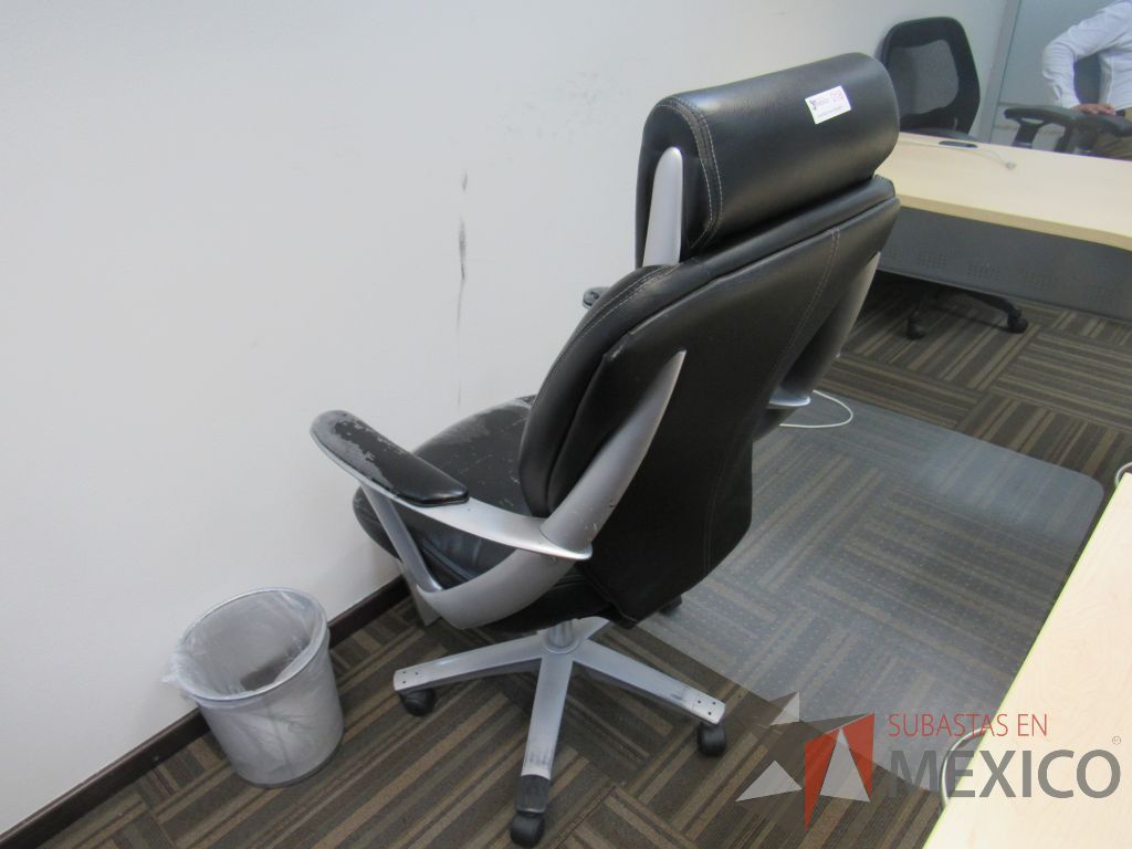 Lote 050 - Silla en acabado tipo piel, con ruedas, descansa brazos y cabecera - Imagen 2