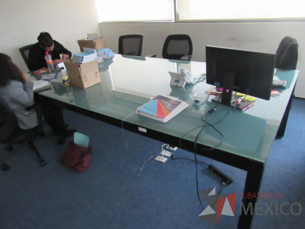 Lote 039 - Mesa de juntas para 8 personas de madera color negro con cubierta de vidrio - Imagen 2