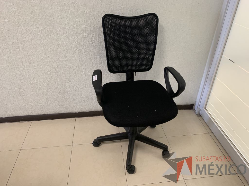 Lote 002 - 4 Sillas Operativas con ruedas y descansa brazos