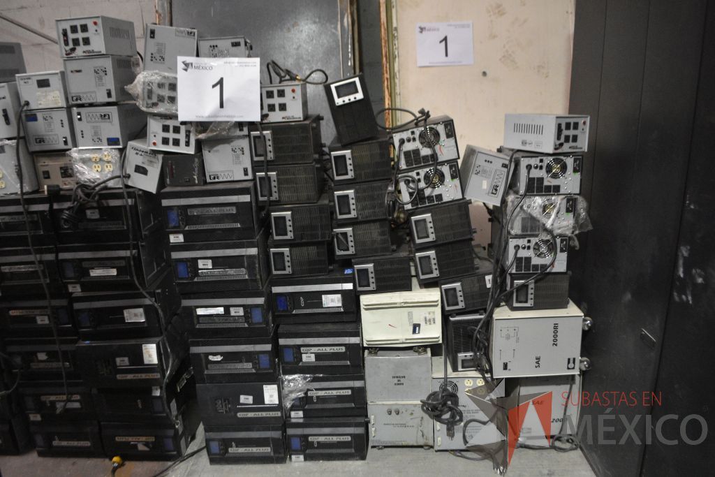 Lote 001 - Lote con 51 Nobreak´s, 41 Reguladores, 2 Bancos de Baterías