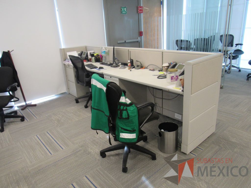Lote 085 - Estación de trabajo para 2 personas con 2 archiveros verticales de dos cajones