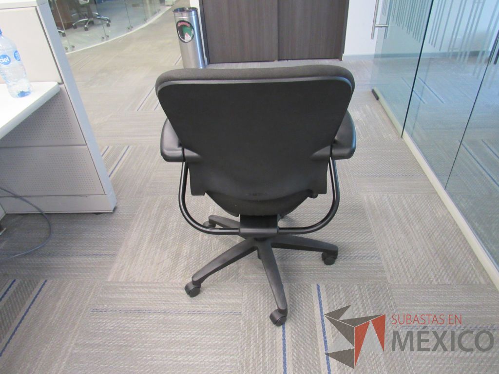 Lote 013 - 8 Sillas operativas con descansabrazos respaldo y asiento en tela. - Imagen 6