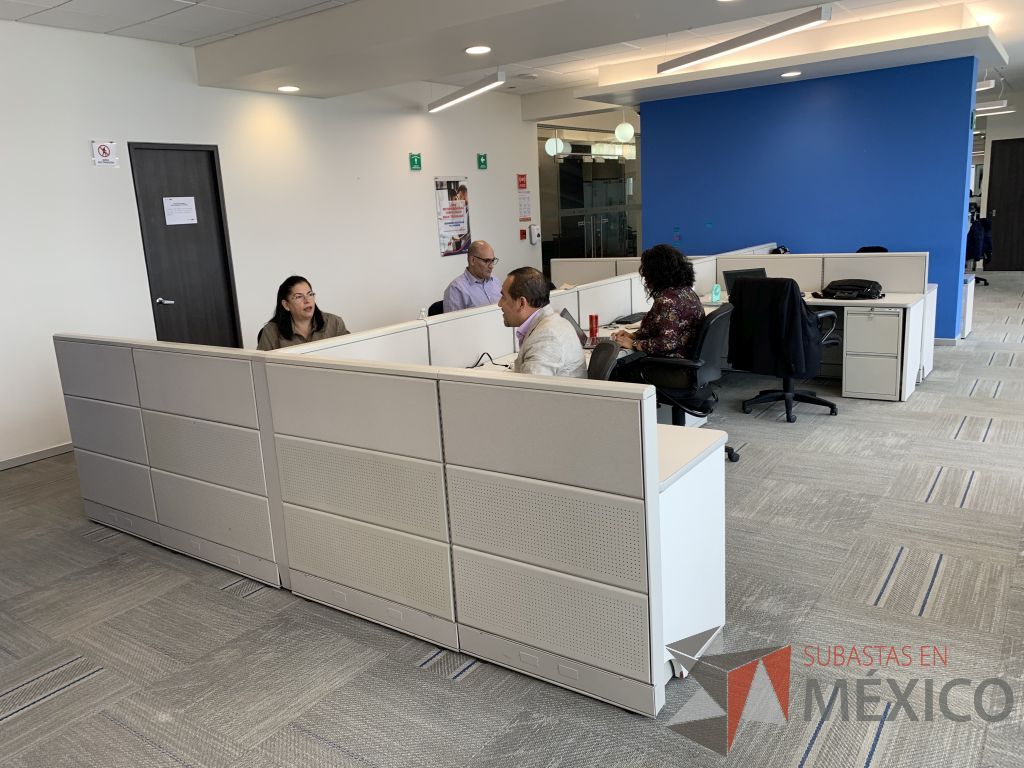 Lote 087 - Estación de trabajo para 8 personas con 8 archiveros verticales de dos cajones