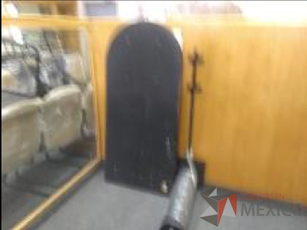 Lote 008 - Frigobar, 8 escritorios, botes de basura, 61 sillas, horno de microondas... - Imagen 2