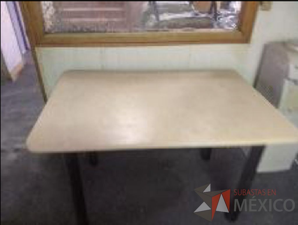 Lote 008 - Frigobar, 8 escritorios, botes de basura, 61 sillas, horno de microondas... - Imagen 10