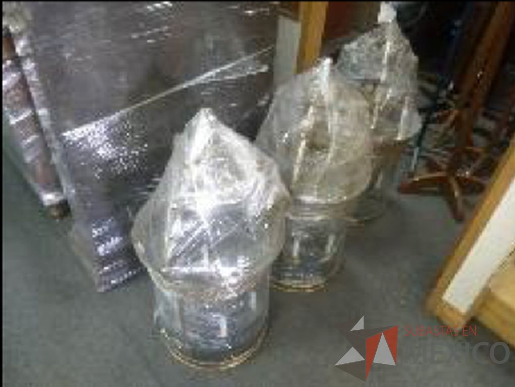 Lote 008 - Frigobar, 8 escritorios, botes de basura, 61 sillas, horno de microondas... - Imagen 13