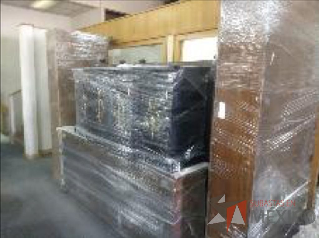Lote 008 - Frigobar, 8 escritorios, botes de basura, 61 sillas, horno de microondas... - Imagen 14