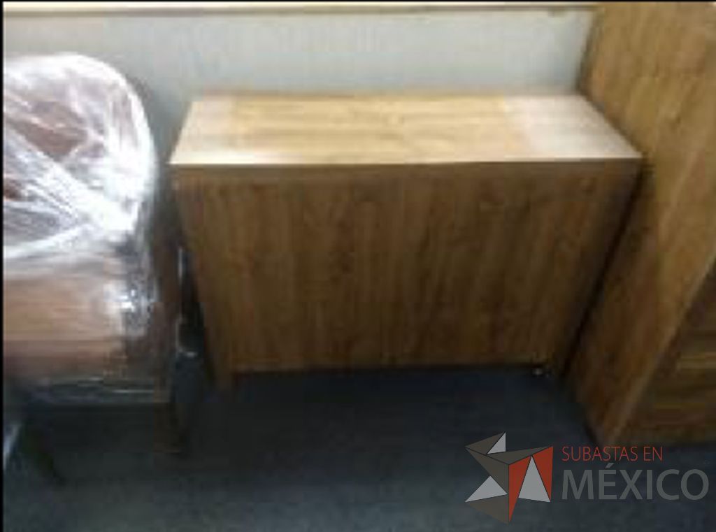 Lote 008 - Frigobar, 8 escritorios, botes de basura, 61 sillas, horno de microondas... - Imagen 15