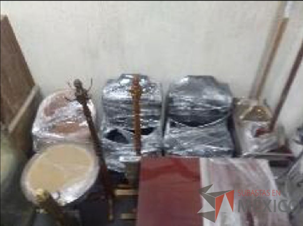 Lote 008 - Frigobar, 8 escritorios, botes de basura, 61 sillas, horno de microondas... - Imagen 16