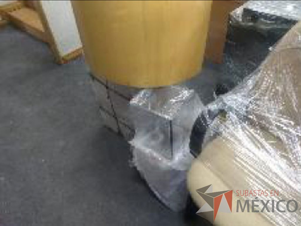 Lote 008 - Frigobar, 8 escritorios, botes de basura, 61 sillas, horno de microondas... - Imagen 3