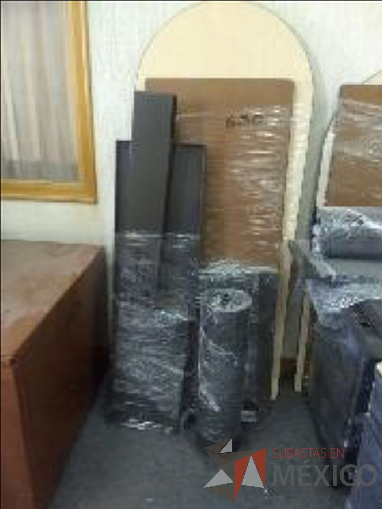 Lote 008 - Frigobar, 8 escritorios, botes de basura, 61 sillas, horno de microondas... - Imagen 22