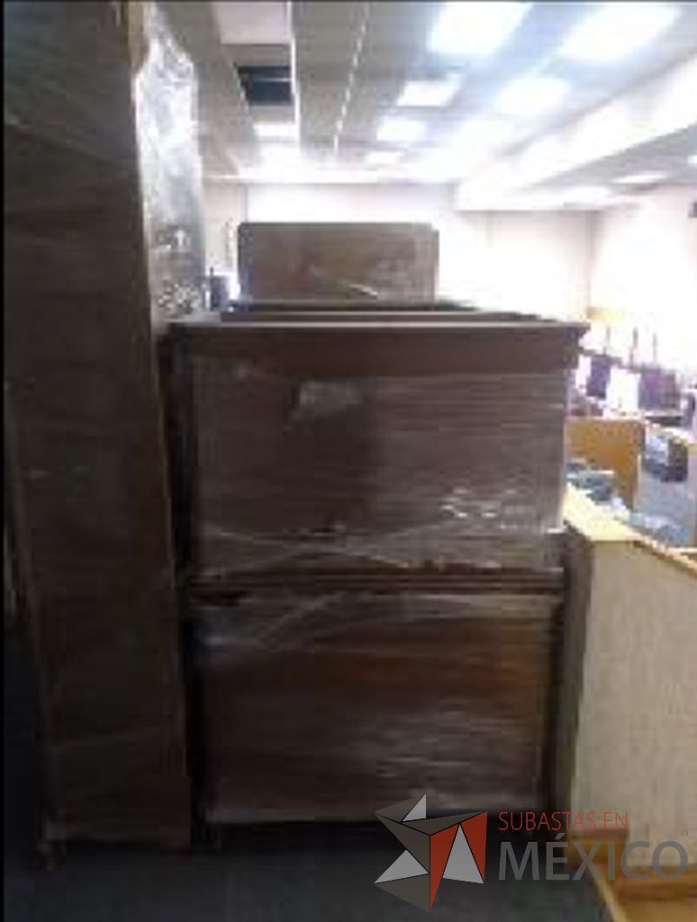 Lote 008 - Frigobar, 8 escritorios, botes de basura, 61 sillas, horno de microondas... - Imagen 26