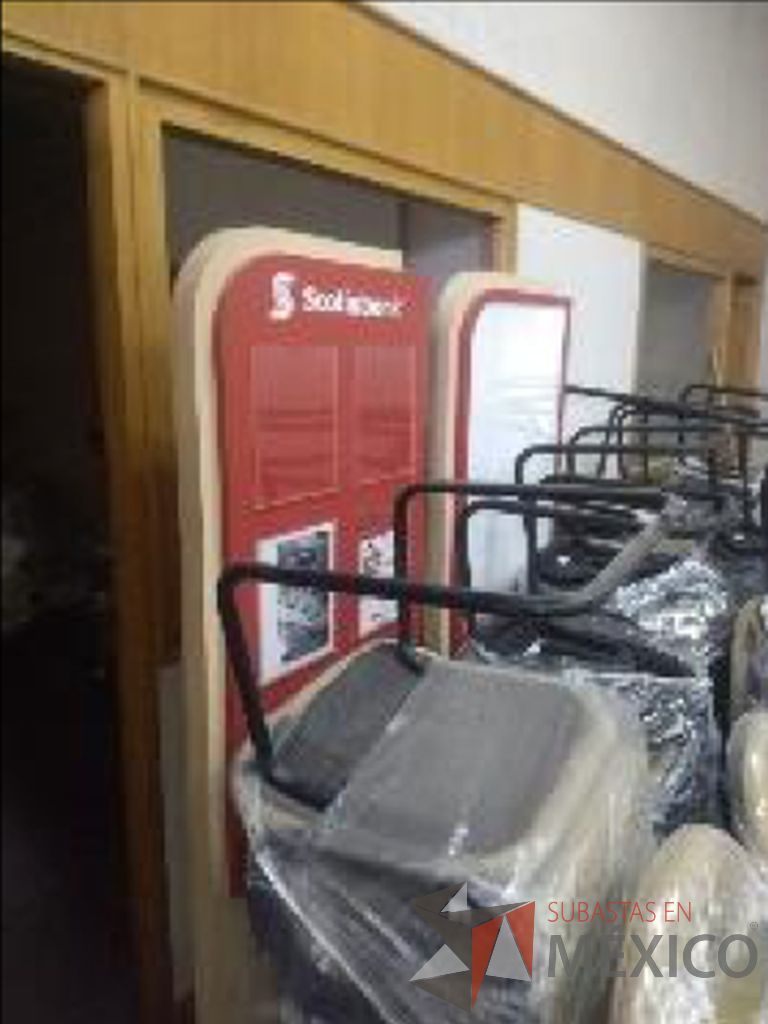 Lote 008 - Frigobar, 8 escritorios, botes de basura, 61 sillas, horno de microondas... - Imagen 27
