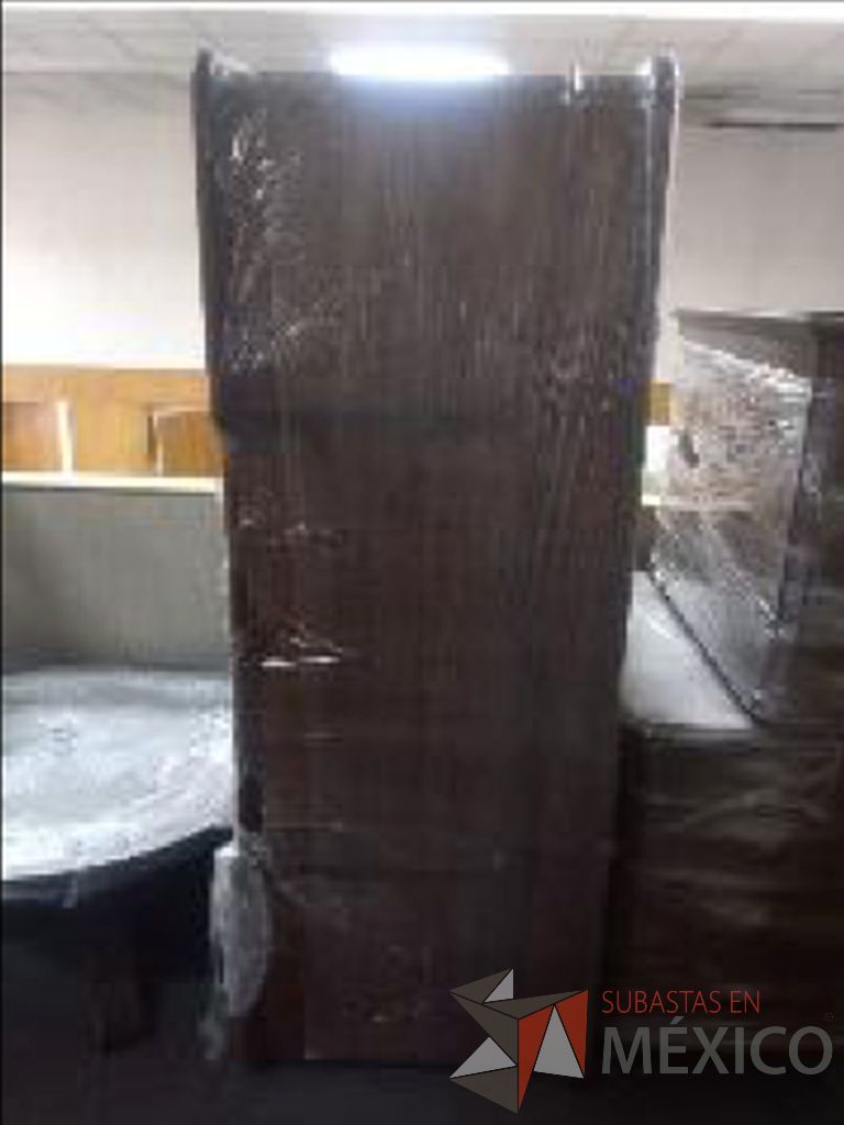 Lote 008 - Frigobar, 8 escritorios, botes de basura, 61 sillas, horno de microondas... - Imagen 30