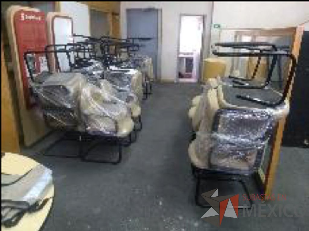 Lote 008 - Frigobar, 8 escritorios, botes de basura, 61 sillas, horno de microondas... - Imagen 34