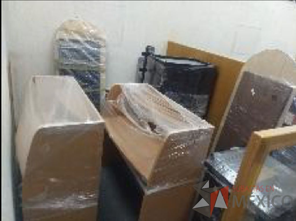 Lote 008 - Frigobar, 8 escritorios, botes de basura, 61 sillas, horno de microondas... - Imagen 37