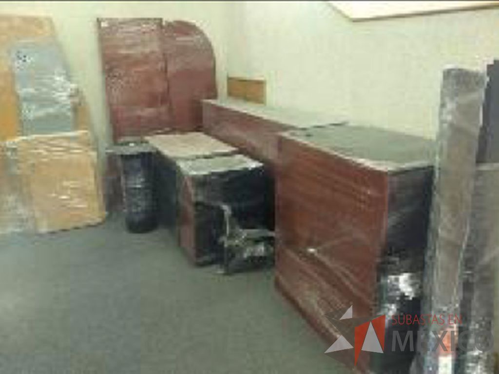 Lote 008 - Frigobar, 8 escritorios, botes de basura, 61 sillas, horno de microondas...