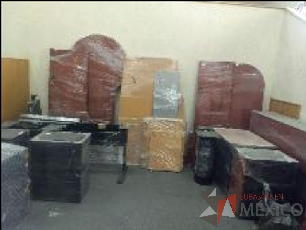 Lote 008 - Frigobar, 8 escritorios, botes de basura, 61 sillas, horno de microondas... - Imagen 5