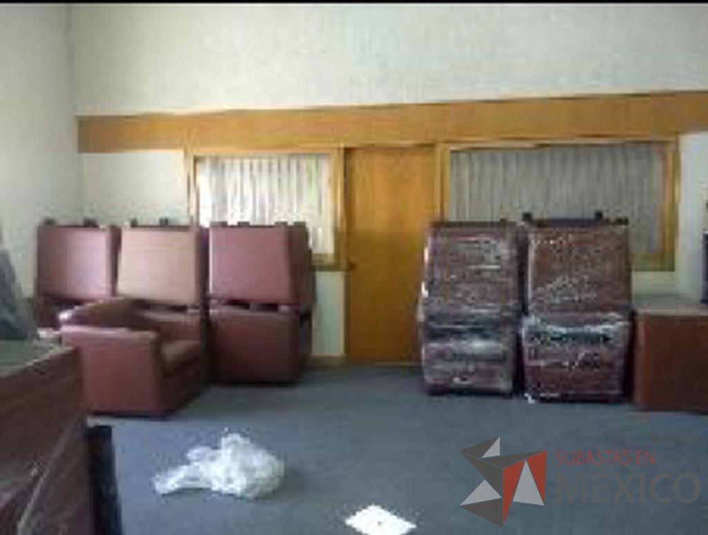 Lote 008 - Frigobar, 8 escritorios, botes de basura, 61 sillas, horno de microondas... - Imagen 6