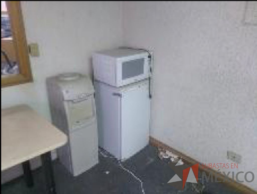 Lote 008 - Frigobar, 8 escritorios, botes de basura, 61 sillas, horno de microondas... - Imagen 9