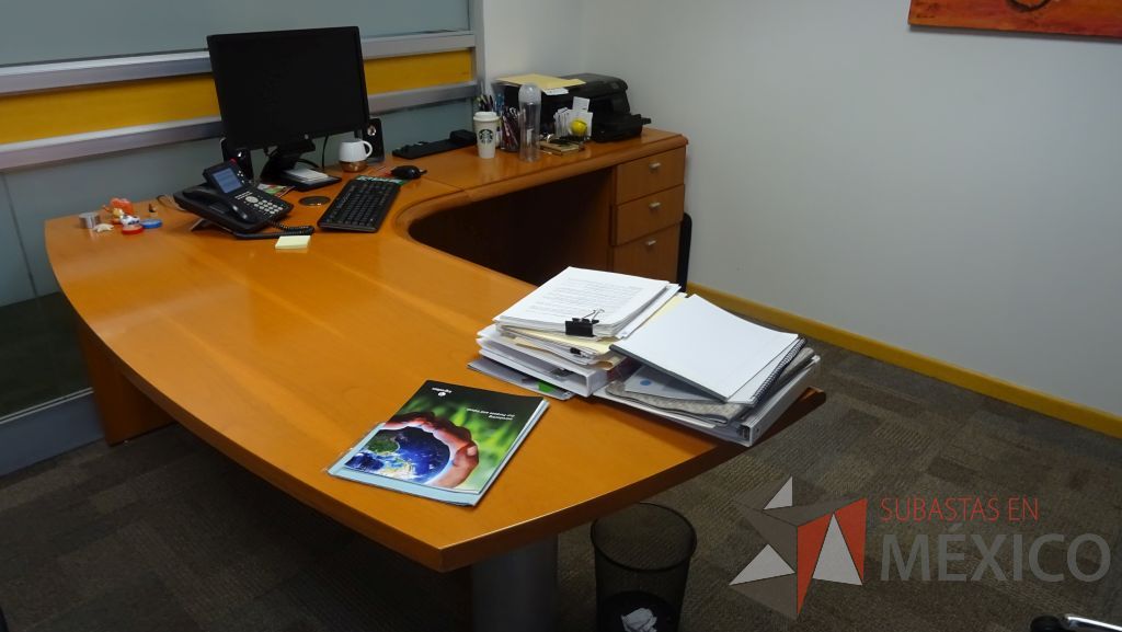Lote 001 - Escritorio de madera en escuadra con archivero - Imagen 2
