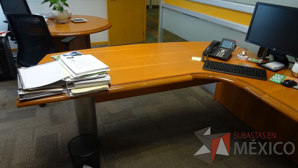 Lote 001 - Escritorio de madera en escuadra con archivero - Imagen 5