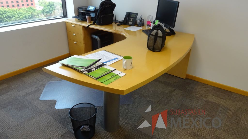 Lote 001 - Escritorio de madera en escuadra con archivero