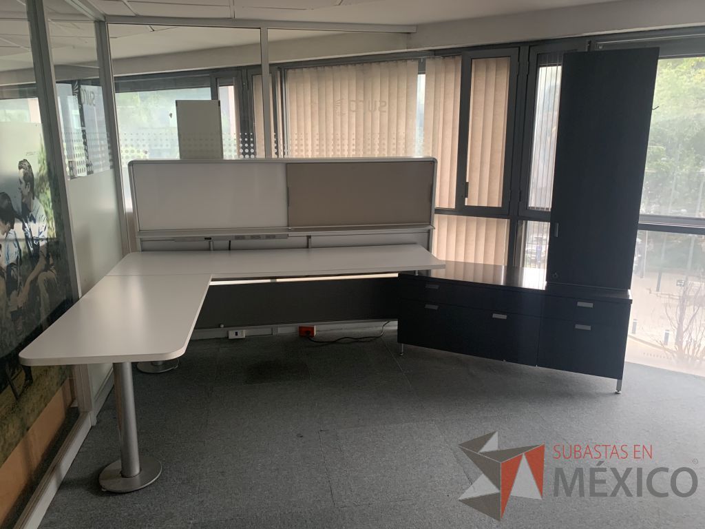 Lote 104 - Escritorio en escuadra con base metálica y credenza - Imagen 4