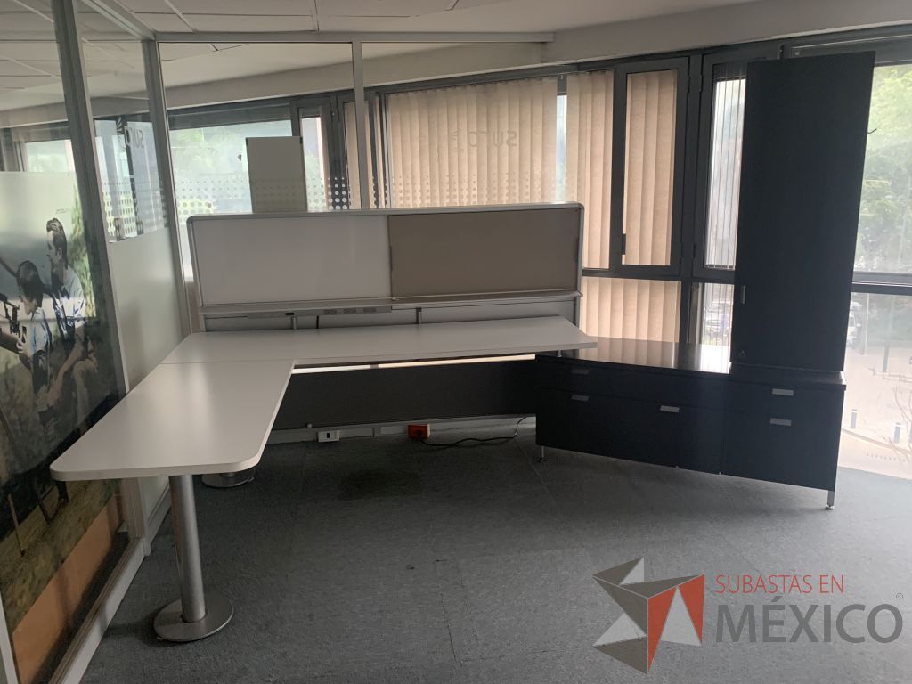 Lote 104 - Escritorio en escuadra con base metálica y credenza - Imagen 2