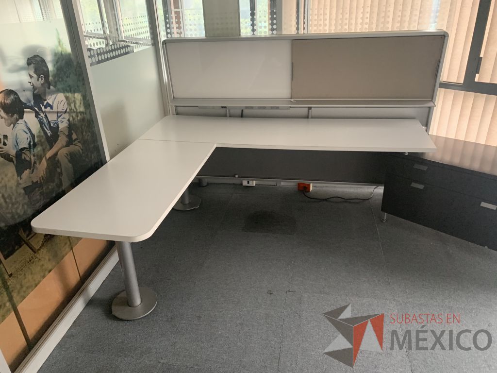 Lote 104 - Escritorio en escuadra con base metálica y credenza - Imagen 3