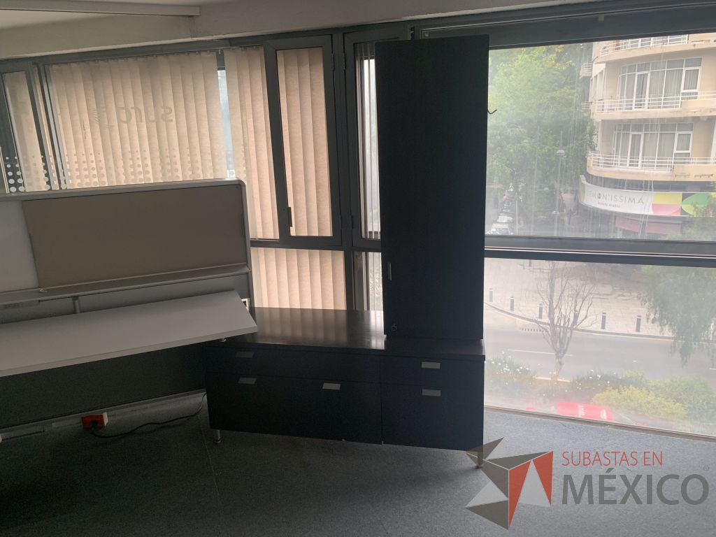 Lote 104 - Escritorio en escuadra con base metálica y credenza - Imagen 6