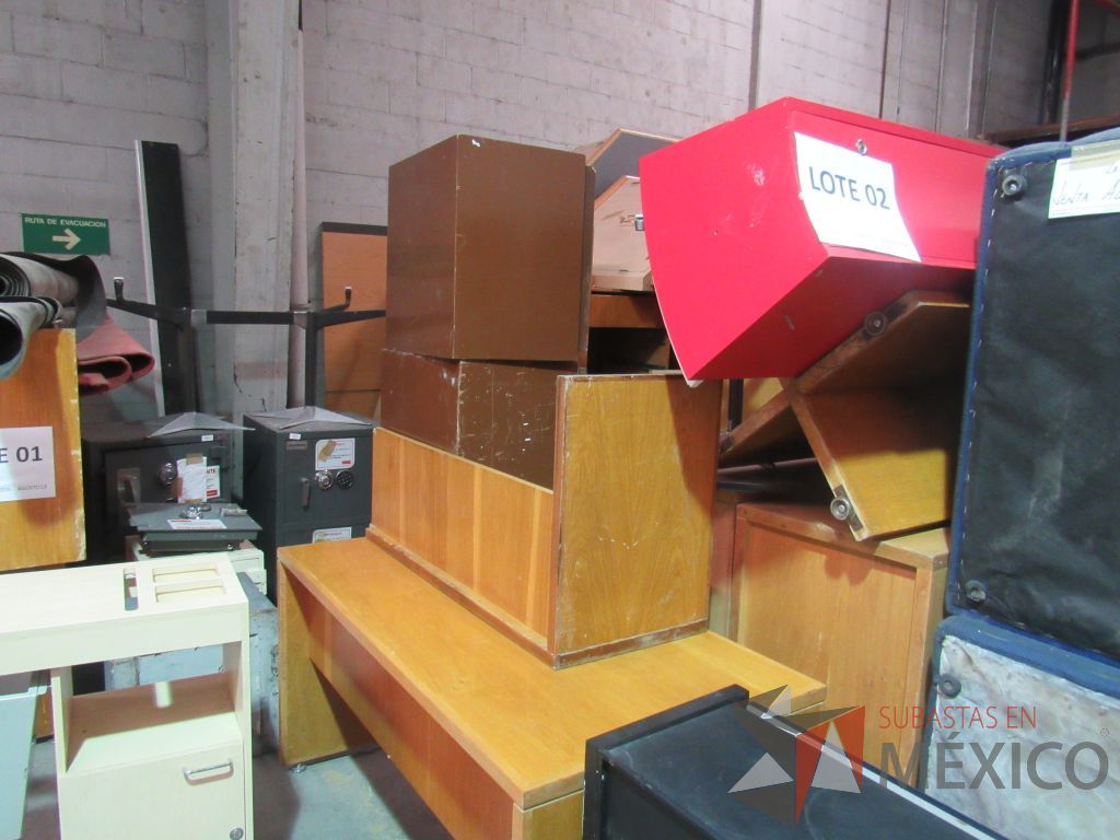 Lote 002 - 3 Cajas fuertes, 2 UPS, 3 archiveros, 4 sillones... - Imagen 76