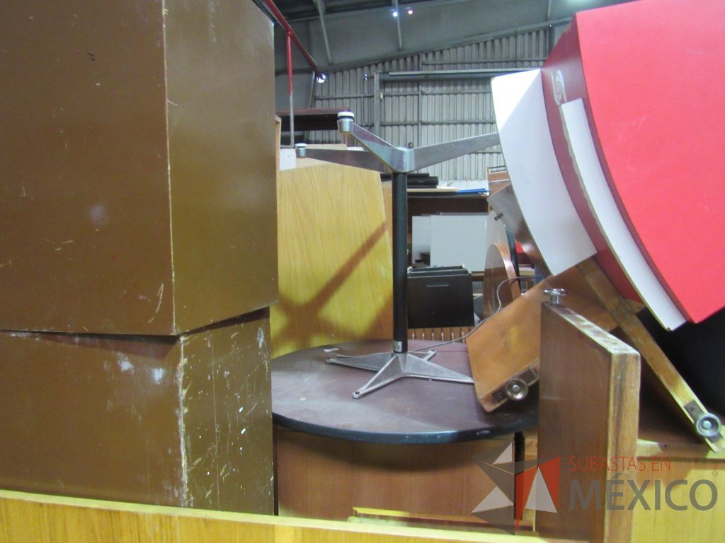 Lote 002 - 3 Cajas fuertes, 2 UPS, 3 archiveros, 4 sillones... - Imagen 72