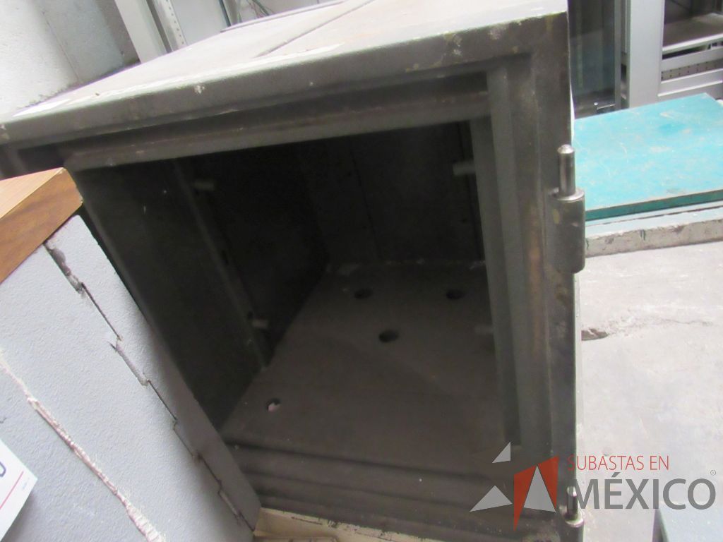 Lote 002 - 3 Cajas fuertes, 2 UPS, 3 archiveros, 4 sillones... - Imagen 29