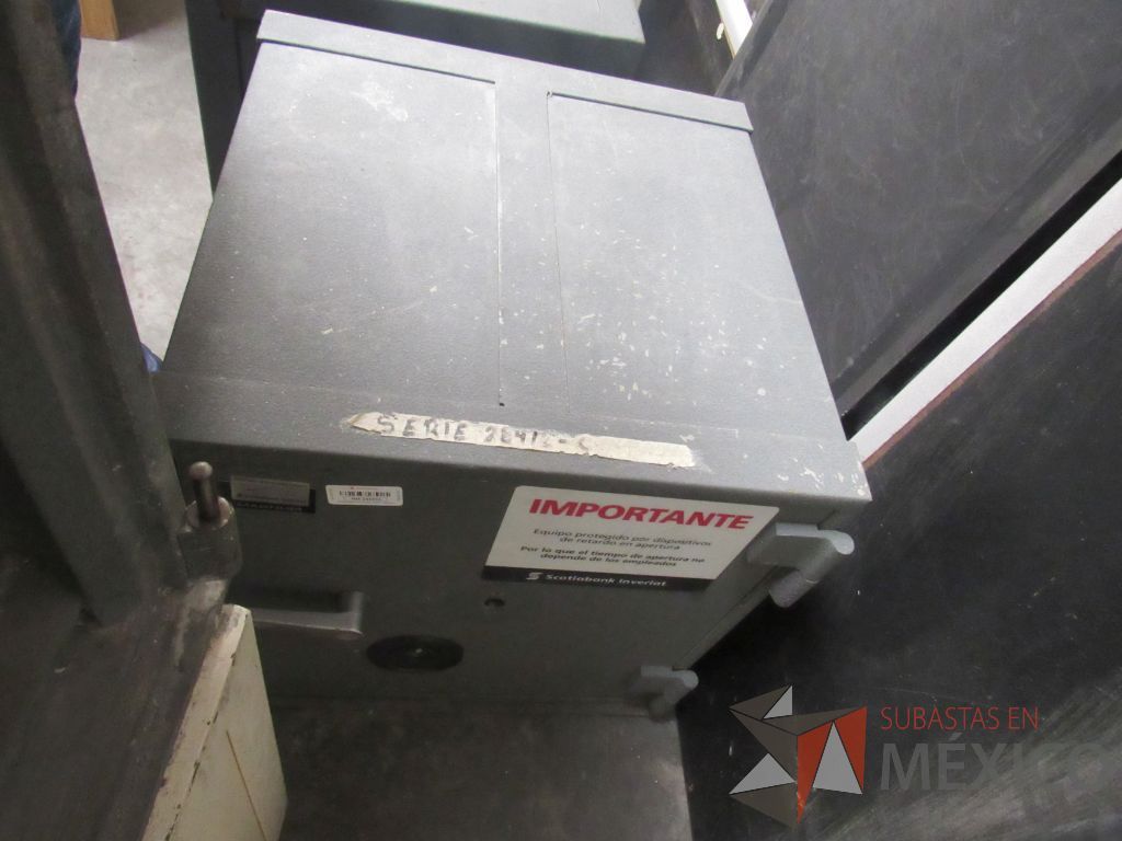 Lote 002 - 3 Cajas fuertes, 2 UPS, 3 archiveros, 4 sillones... - Imagen 26