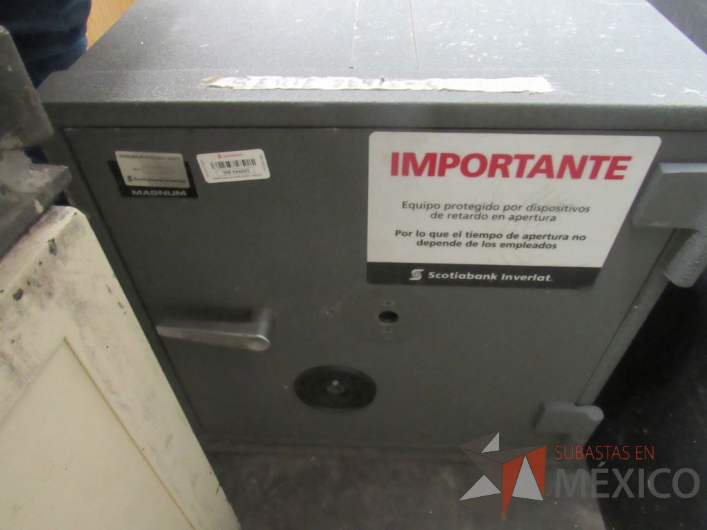 Lote 002 - 3 Cajas fuertes, 2 UPS, 3 archiveros, 4 sillones... - Imagen 24