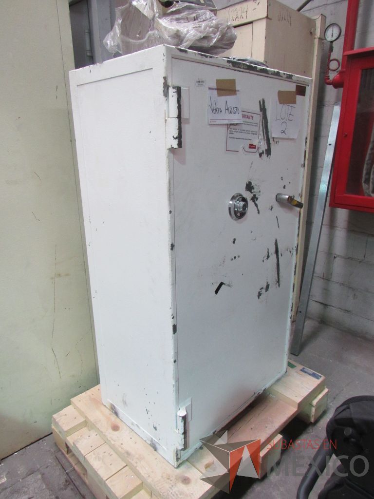 Lote 002 - 3 Cajas fuertes, 2 UPS, 3 archiveros, 4 sillones... - Imagen 19