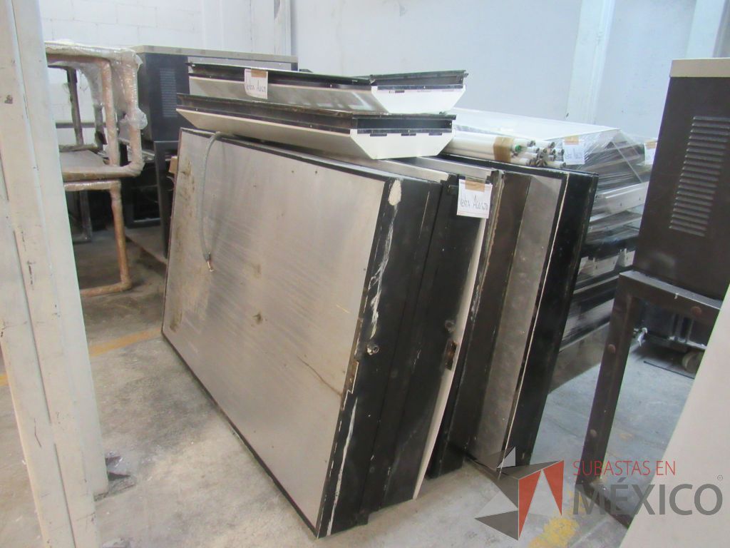 Lote 004 - 35 Ductos de aire acondicionado, 120 cubiertas de madera y 24 gabinetes. - Imagen 11