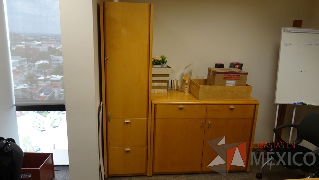 Lote 039 - Credenza con gabinete de madera con 2 puertas y 2 cajones