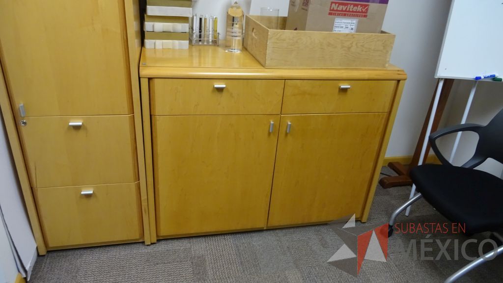 Lote 039 - Credenza con gabinete de madera con 2 puertas y 2 cajones - Imagen 2
