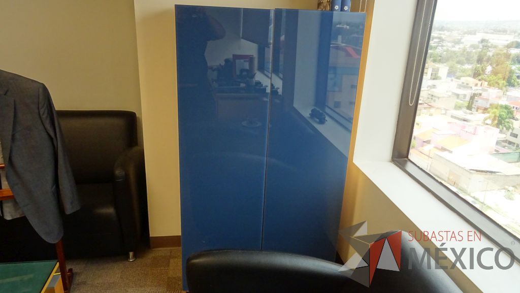 Lote 011 - Gabinete vertical alto de madera con 2 puertas - Imagen 2