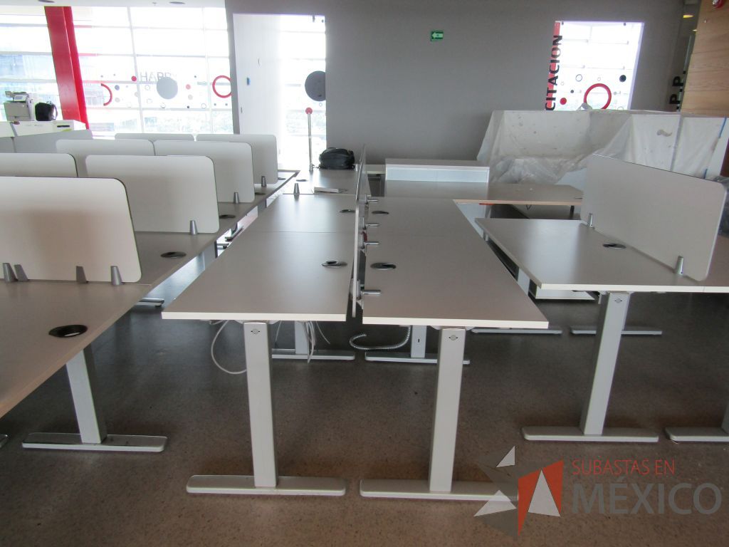 Lote 027 - 2 Estaciones de Trabajo Lineales, 4 y 2 Personas tipo Call Center