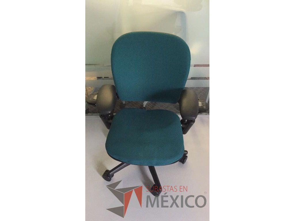 Lote 003 - 5 Sillas Operativas marca Haworth, con descansa brazos y ruedas