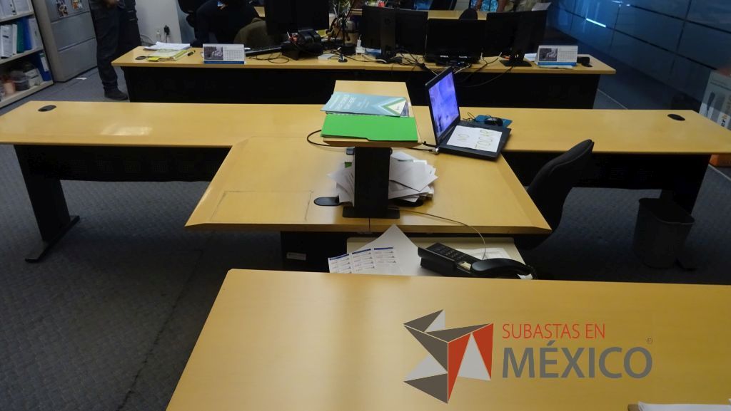 Lote 298 - Estación de trabajo para 2 personas y vitrina - Imagen 9