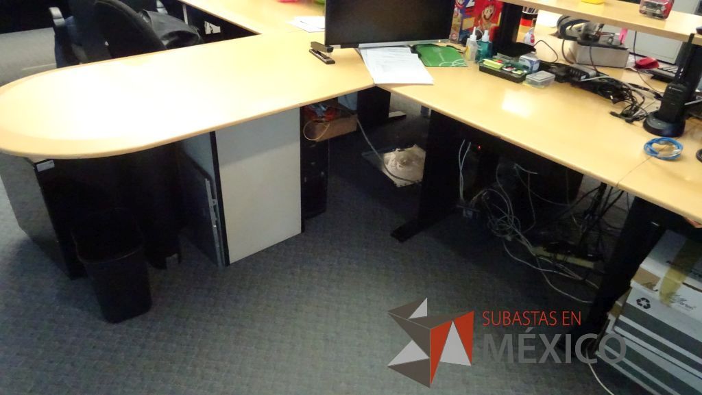 Lote 299 - Estación de trabajo para 8 personas y 2 vitrinas. - Imagen 3