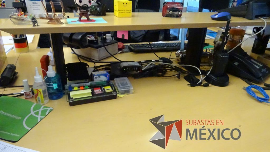 Lote 299 - Estación de trabajo para 8 personas y 2 vitrinas. - Imagen 5