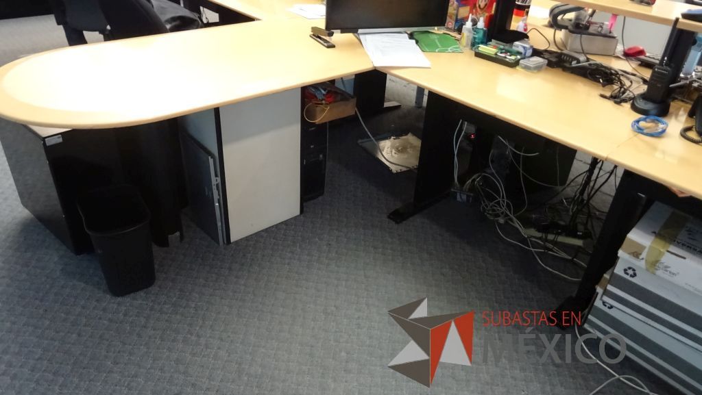 Lote 299 - Estación de trabajo para 8 personas y 2 vitrinas. - Imagen 6